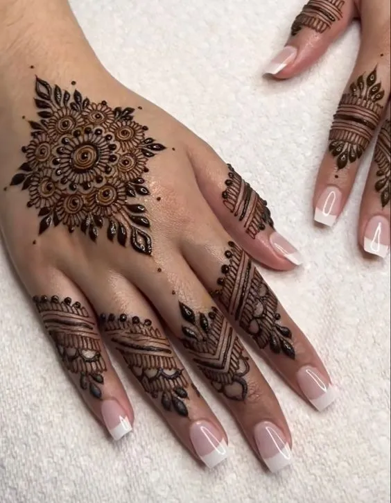 finger design mehndi front