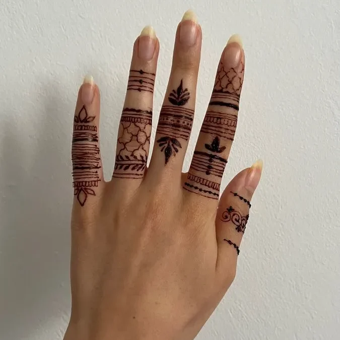 easy mehndi design in finger