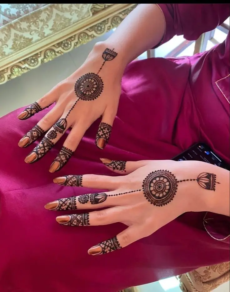 Arabic Mehndi Design incorporating Leaf Patterns