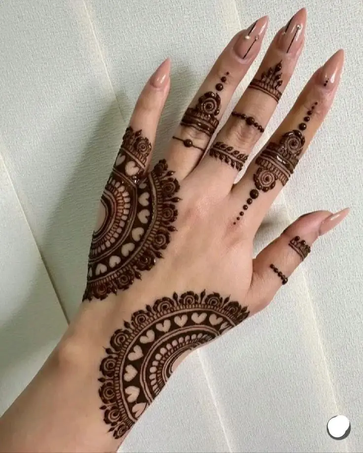 Center focused Arabic palm henna