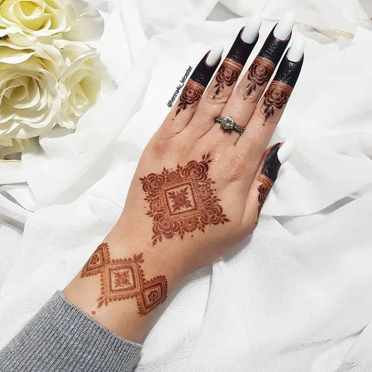 Dotwork Arabic front hand mehndi