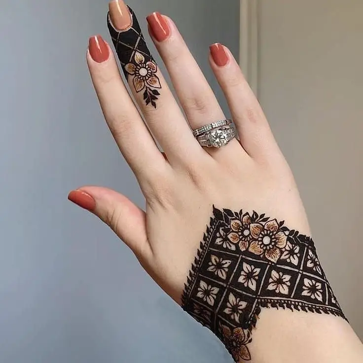 Emirati simple front hand henna