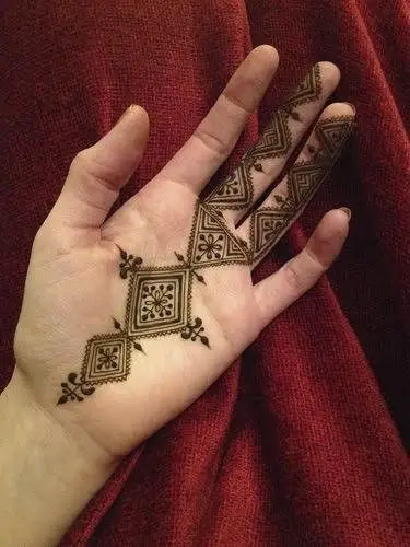 Instagrammable Arabic front hand