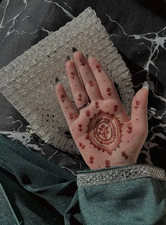 Minimalist Arabic front hand henna