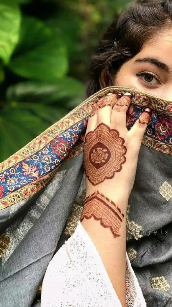 Single flower Arabic palm design