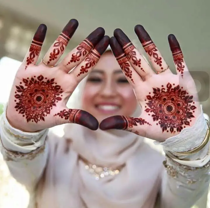 Aesthetic flower mehndi for hands