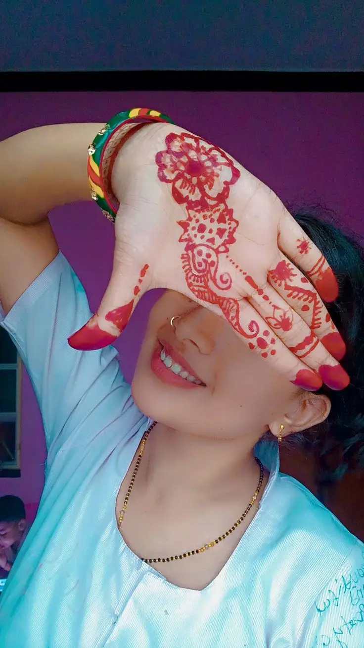 Can I combine flowers with other mehndi patterns?