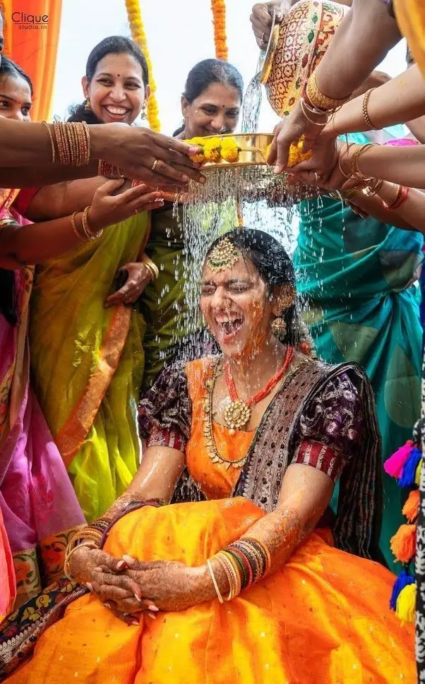 Can brides wear sarees for mehndi functions?