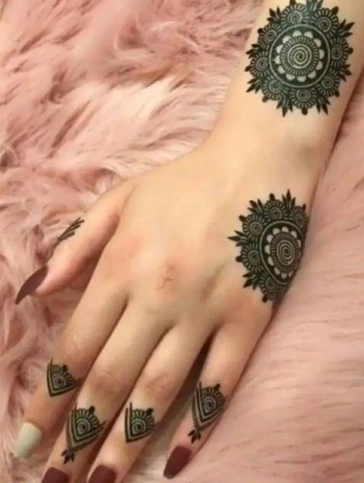 Easy Mehndi designs Flowers that have Finger detailing