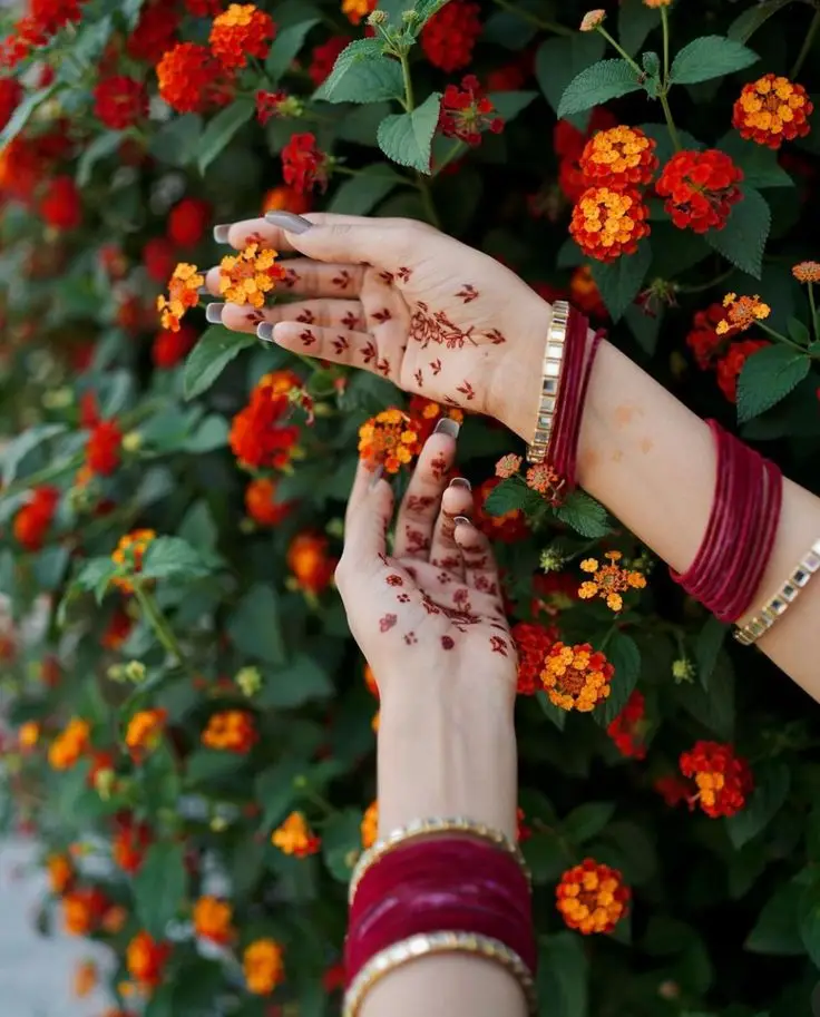 Fashionable and Flower Stylish Back Hand