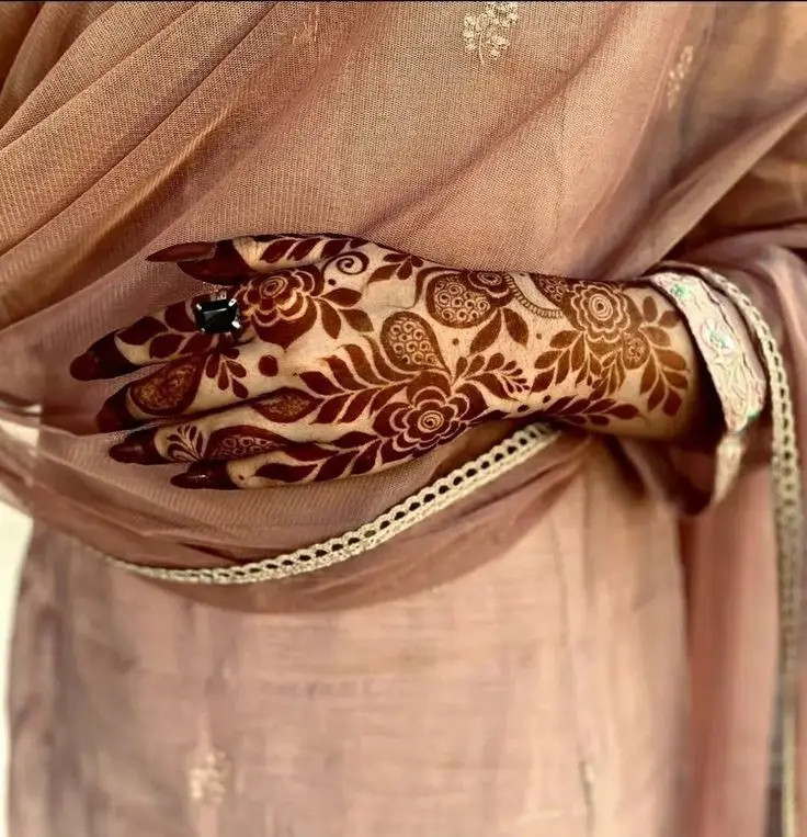 Fine Line Mehndi Art