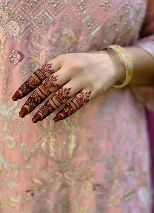 Finger Henna Art