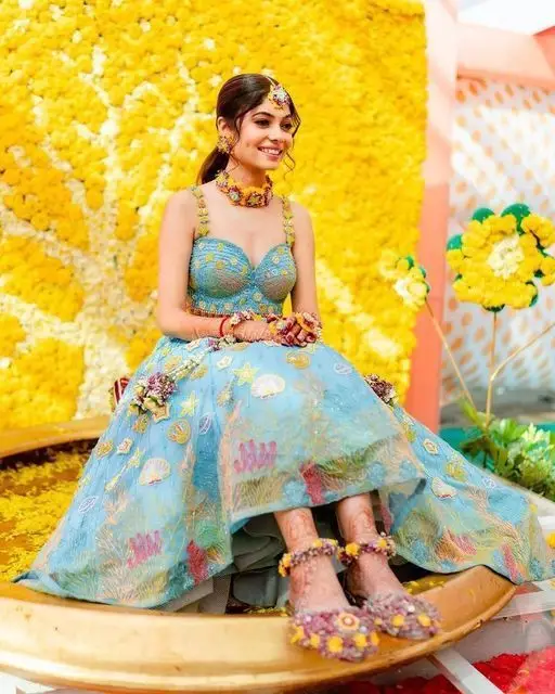 Mehndi Outfits for Brides With Photos