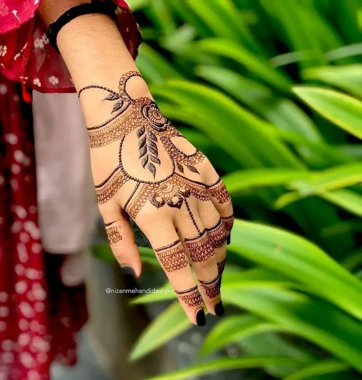 Minimal Khafif Henna for Front Hands