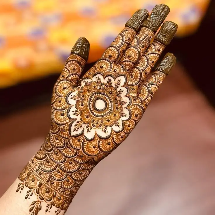 Stylish Khafif Mehndi Style