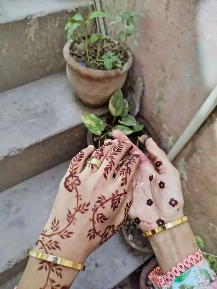 Stylish flower mehndi for back hand