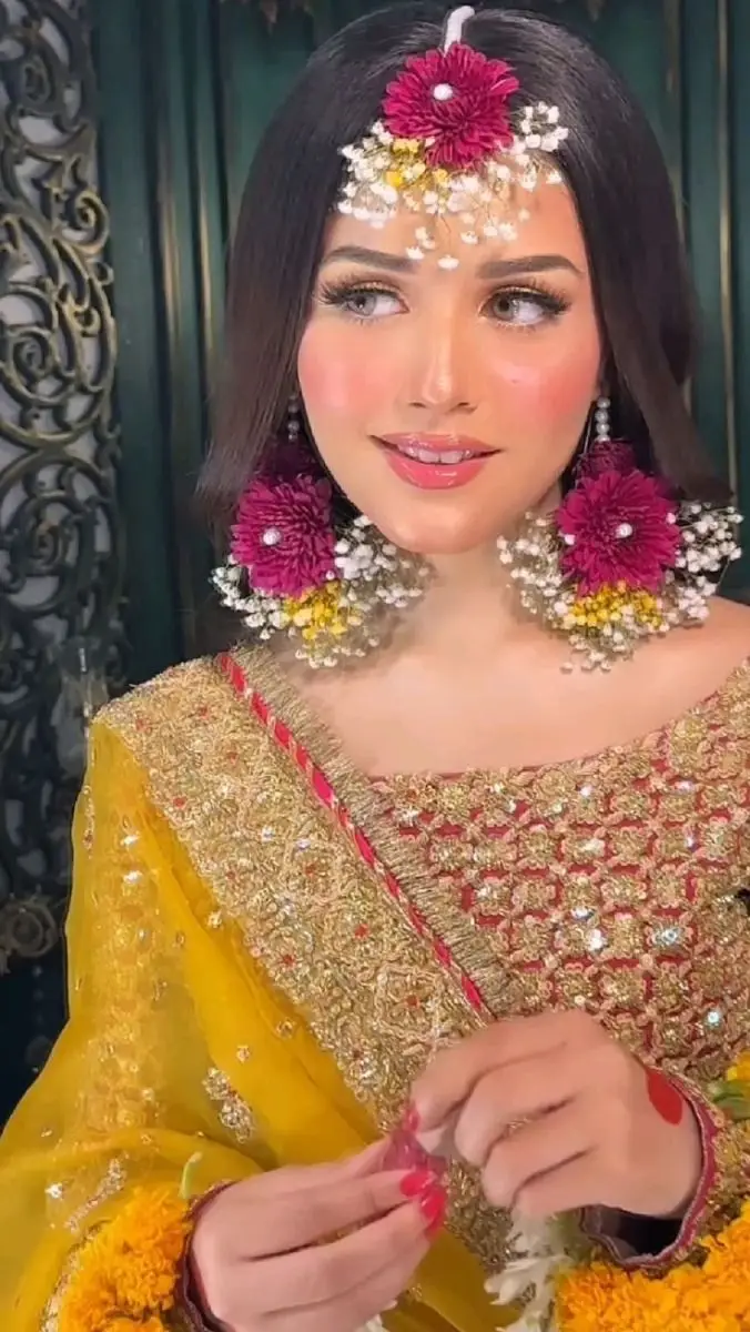 What jewelry goes with a green mehndi outfit?