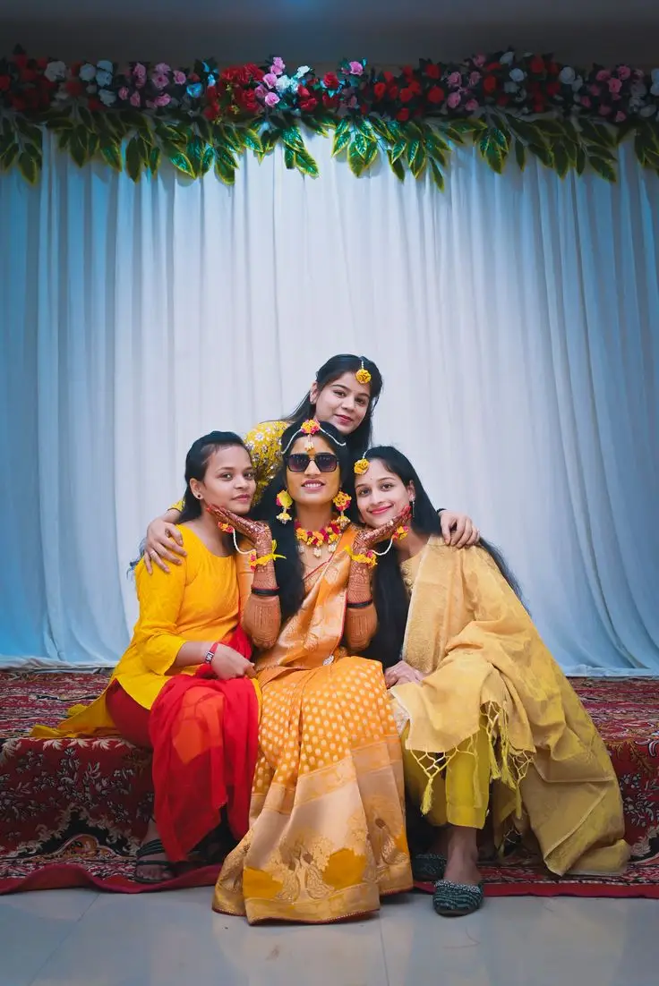 What should a bride wear for a mehndi ceremony?