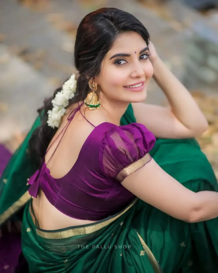 Best jewelry for Kerala saree blouse neck designs