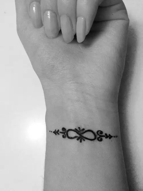DIY bracelet mehndi design