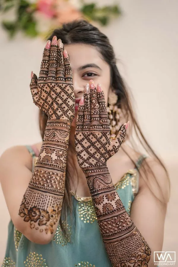 Floral Dubai mehndi back hand