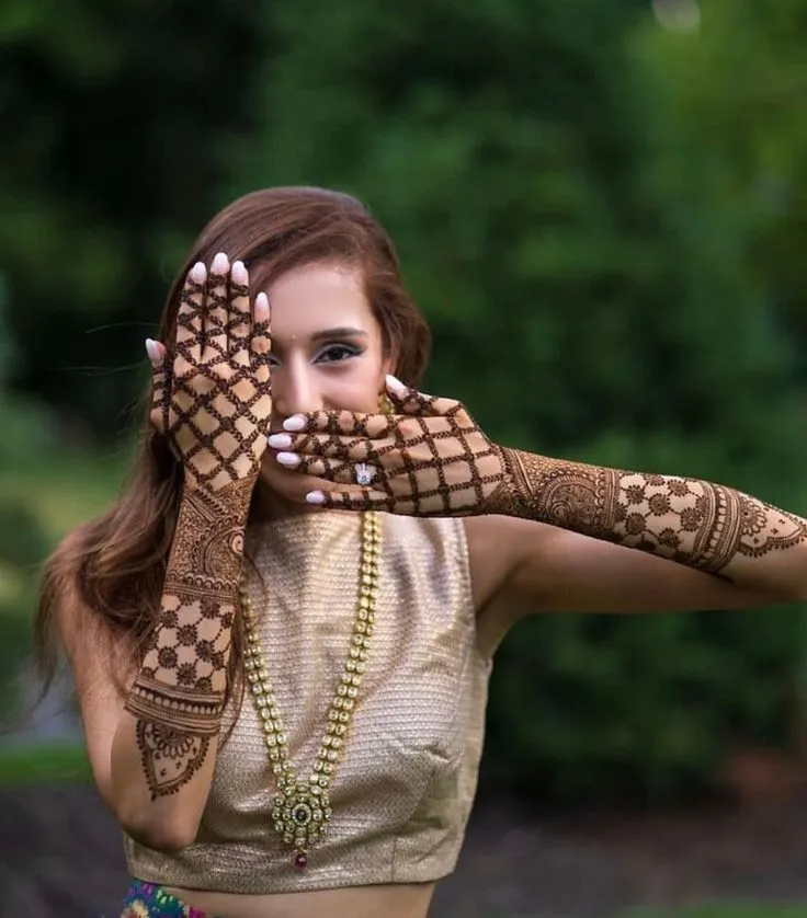 Middle Eastern back hand mehndi