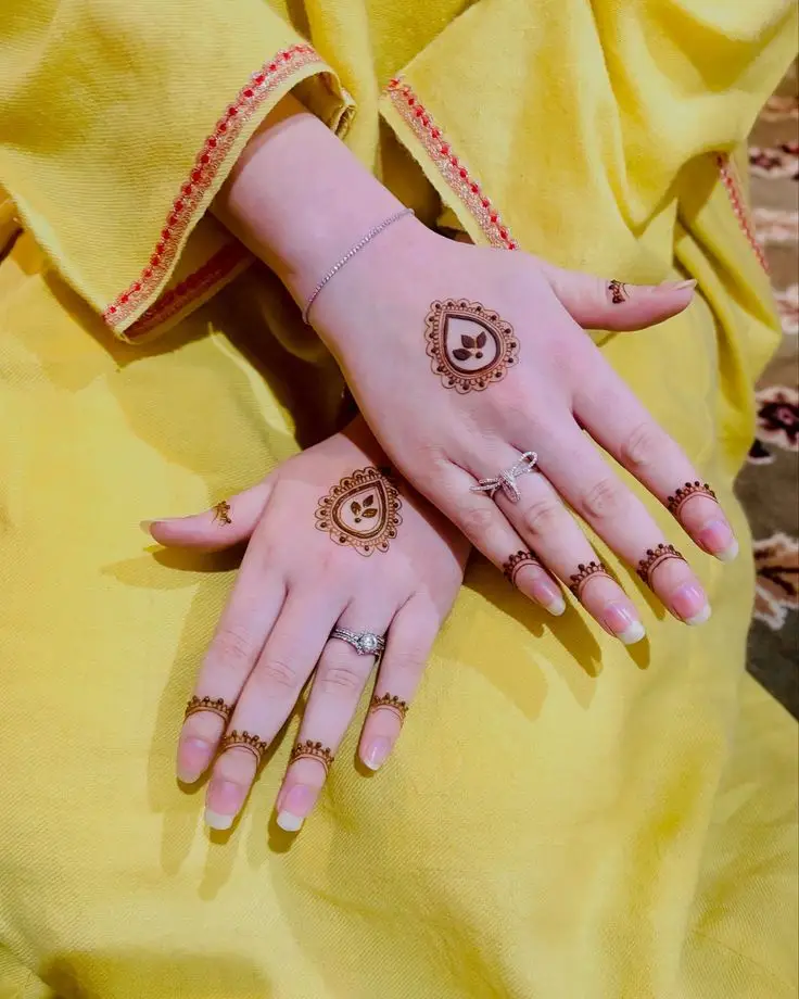 Minimalist finger mehndi designs