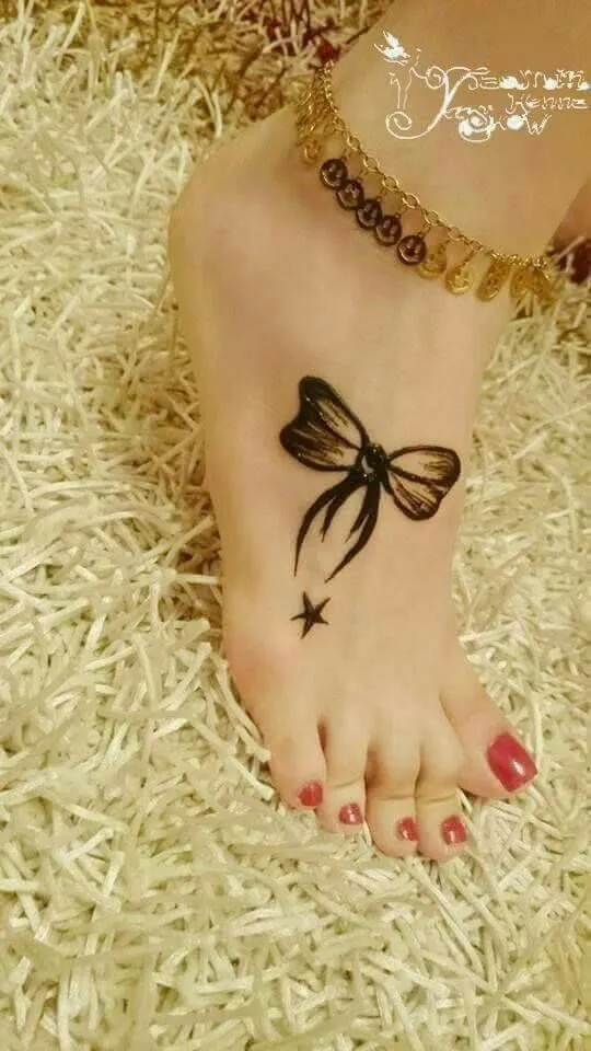 Minimalist foot henna