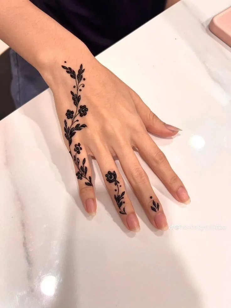 Minimalist ring finger henna