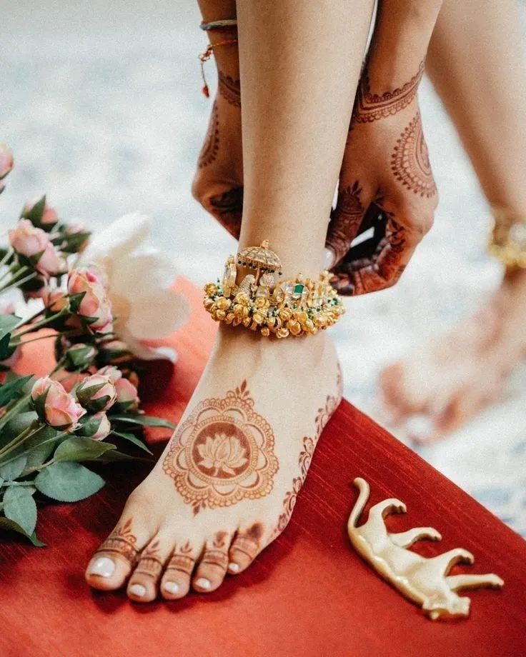 Modern foot henna patterns