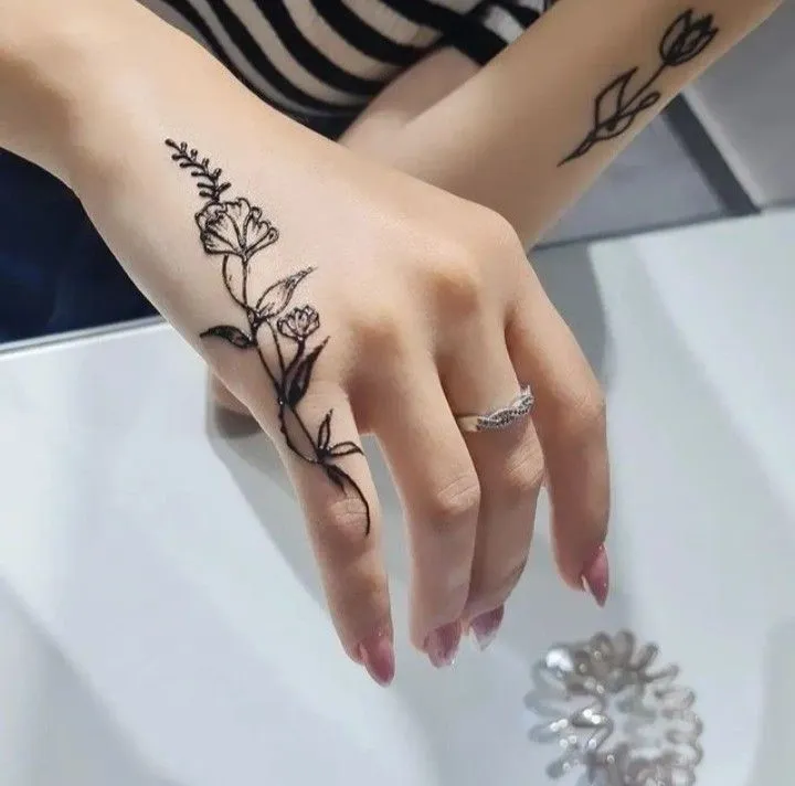 Side finger mehndi patterns