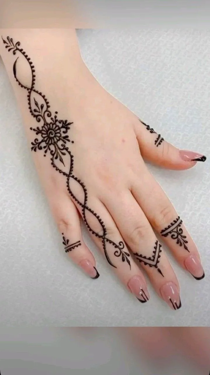 Simple ring finger henna