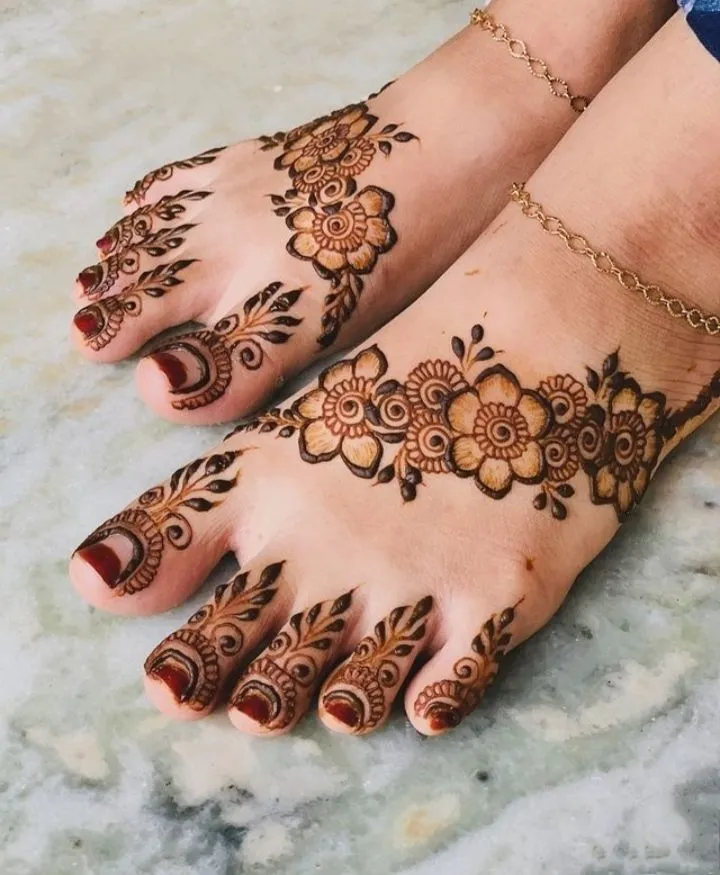 Toe ring henna designs