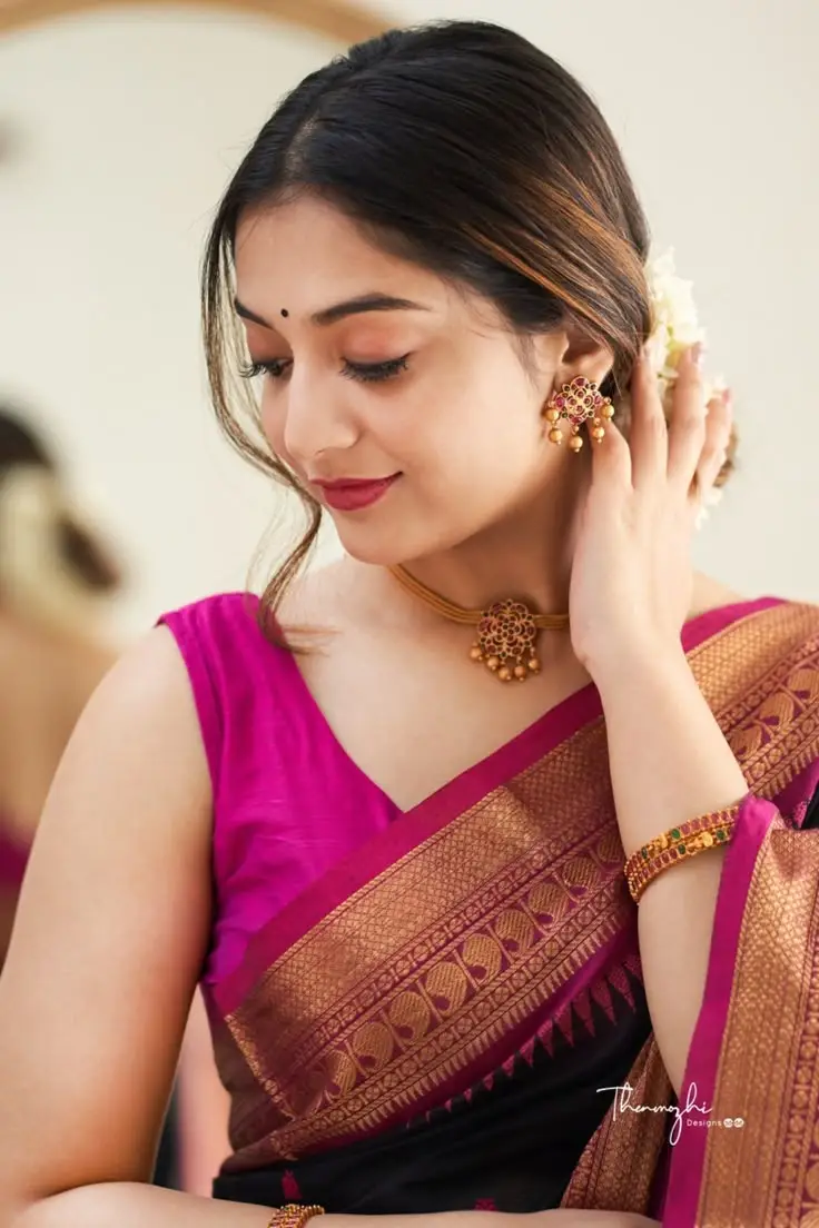 Traditional sleeveless blouse designs