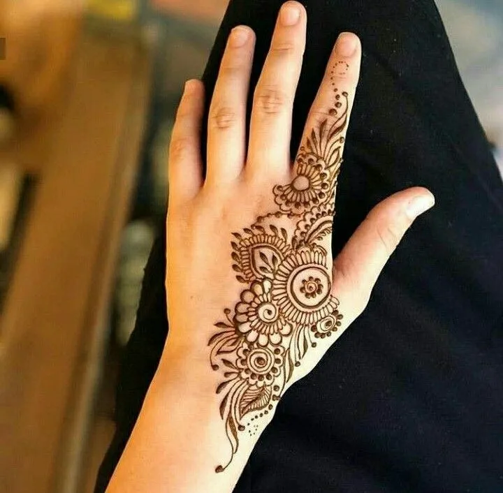 Which finger is best for simple mehndi?