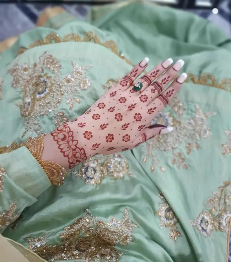 back hand mehndi design