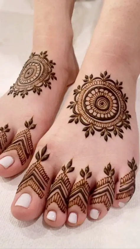 circle mehndi on legs