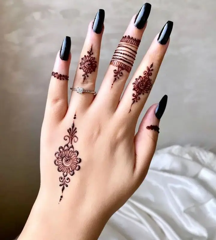 finger designs in mehndi