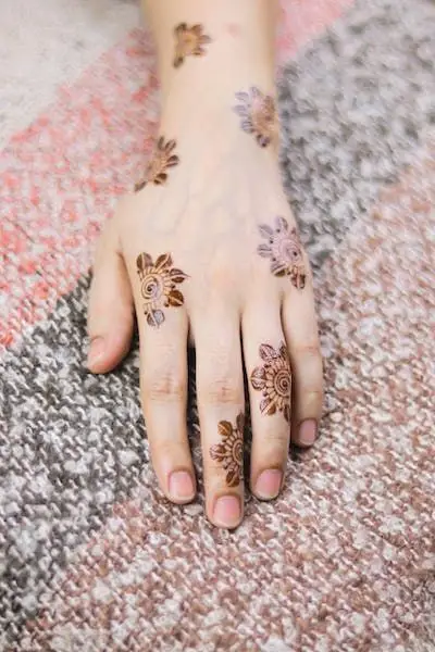 front finger mehndi design