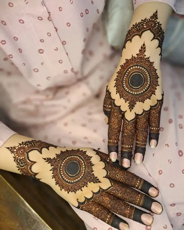 full back hand khafif mehndi