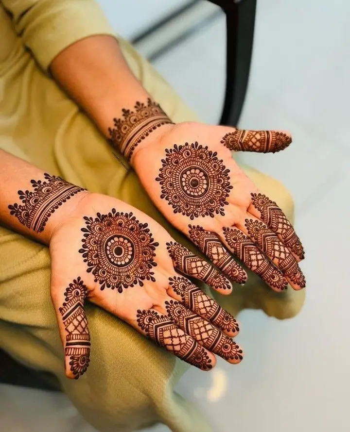 hand circle mehndi design