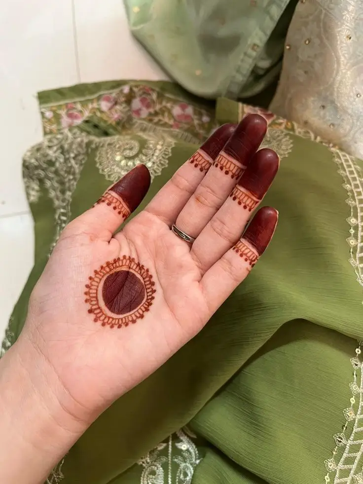 mehndi design circle front hand
