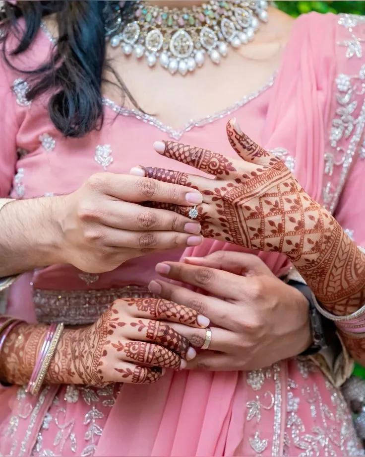 minimal Arabic mehndi