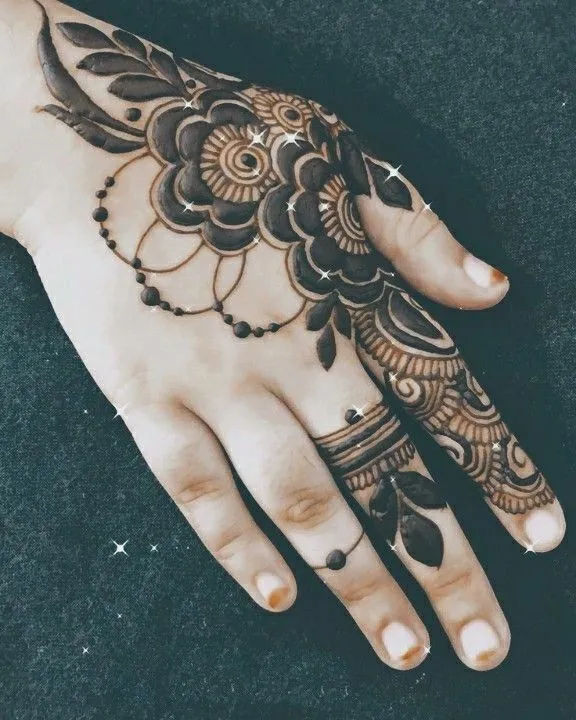 “simple and elegant khafif mehndi for back hand