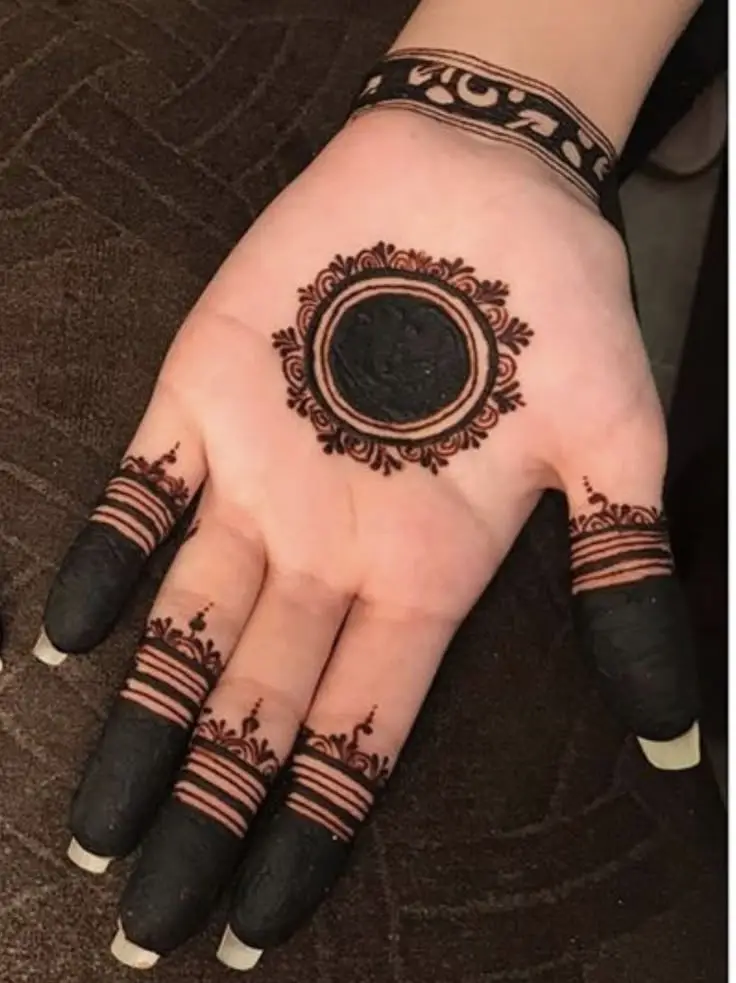 simple circle mehndi design front hand