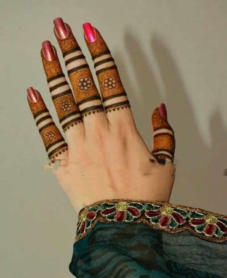 simple finger cap mehndi design