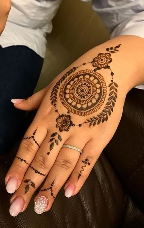 stylish back mehndi