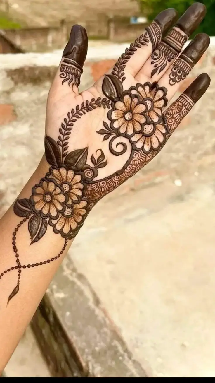 stylish khafif mehndi design
