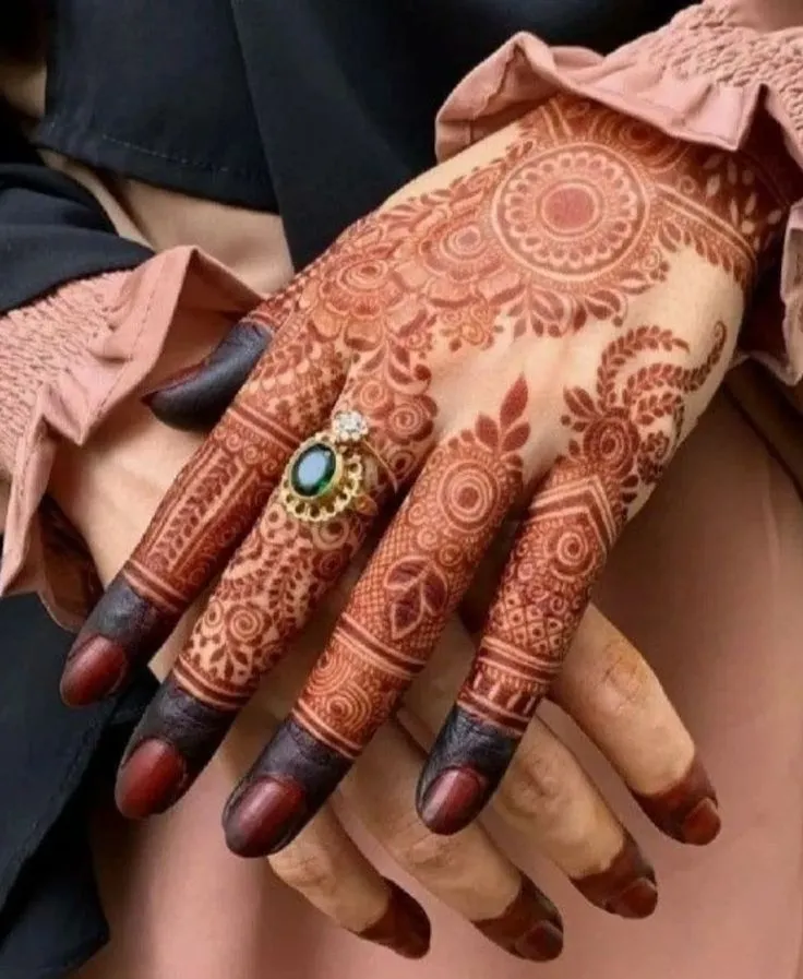 stylish mehndi designs that highlight the ring finger