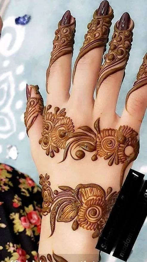 trendy finger cap mehndi